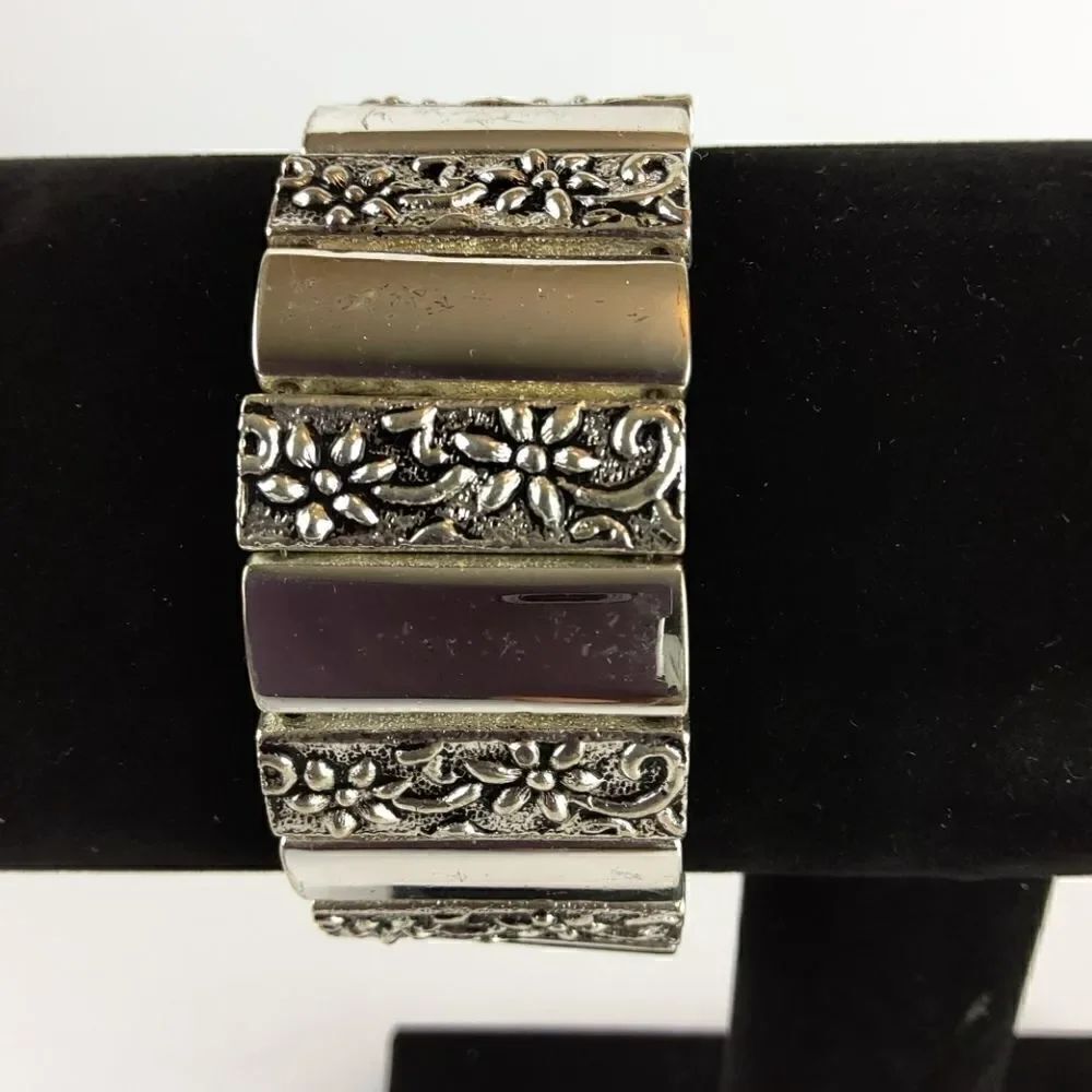 Fashion silvertone bracelet with Floral Accent